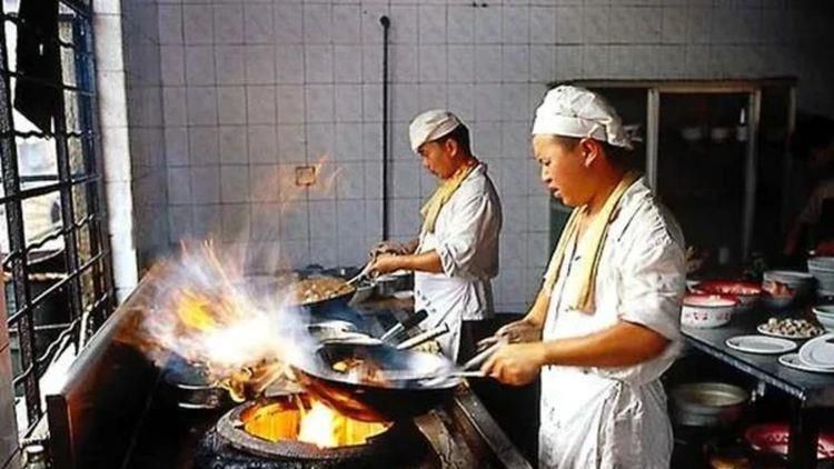 扭屁股